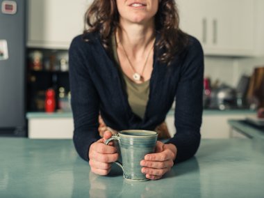 genç kadın mutfakta kahve içme