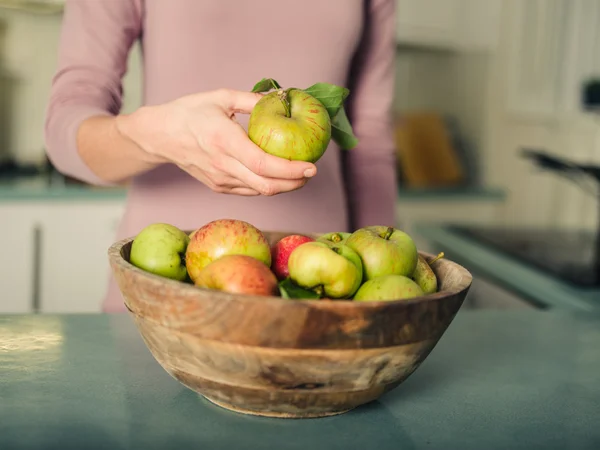 Main féminine tenant une pomme — Photo