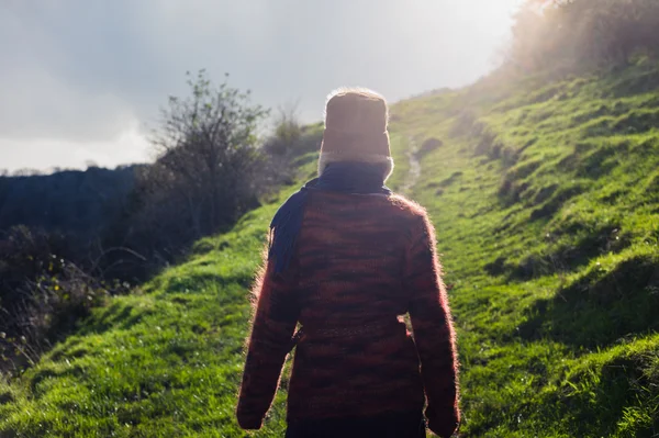 Young woman walking on sunny autumn day — Stock Photo, Image