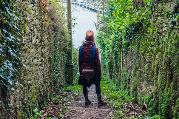 Woman standing on footpath in autumn — Stock Photo, Image