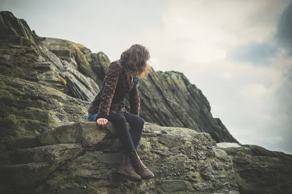 Jeune femme relaxante sur la côte — Photo