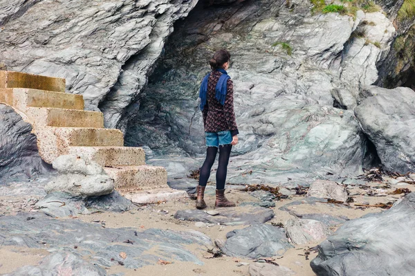 Mujer joven de pie por escalones concretos y acantilado —  Fotos de Stock