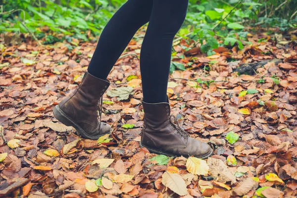 Feet of woman walking in leaves — Stock Photo, Image