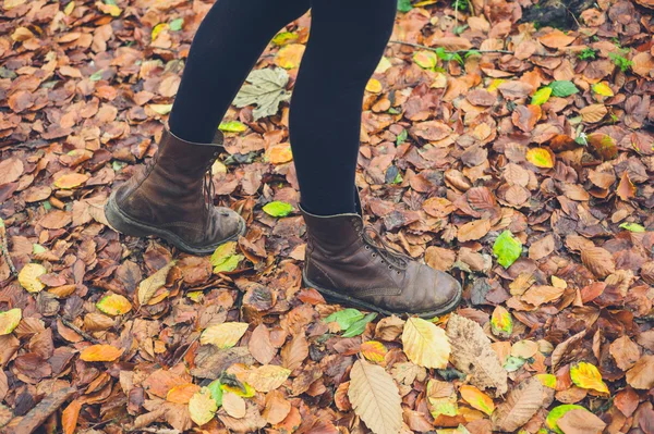 Feet of woman walking in leaves — Stock Photo, Image