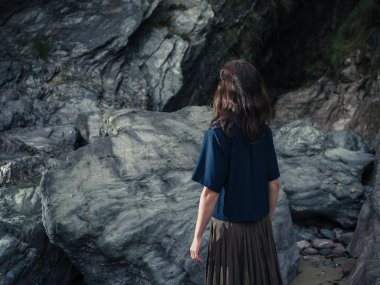 Mağarada arayan genç kadın