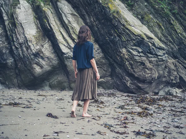 Joven mujer descalza caminando en la playa — Foto de Stock