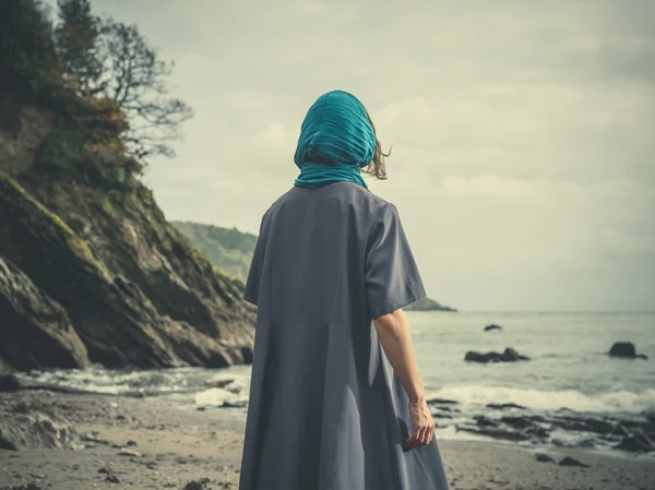Žena wih šátek na pláži — Stock fotografie