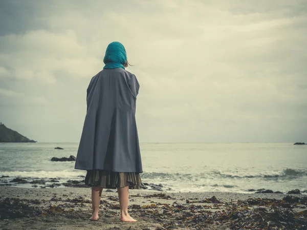 Ung barfota kvinna med huvudduk på stranden — Stockfoto