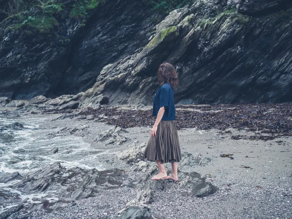 Barefoot jongedame wandelen op strand — Stockfoto