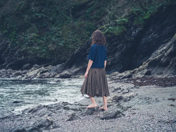 Tineri desculț femeie mers pe jos pe plajă — Fotografie, imagine de stoc