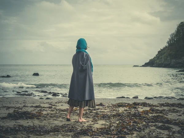 Ung barfota kvinna med huvudduk på stranden — Stockfoto