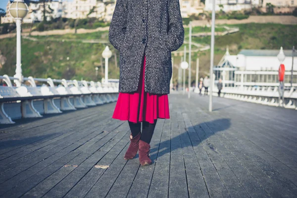 Mujer joven caminando en el muelle — Foto de Stock