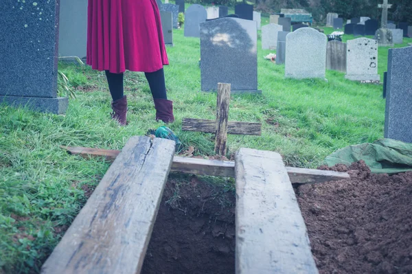 Open grave with woman — Stock Photo, Image