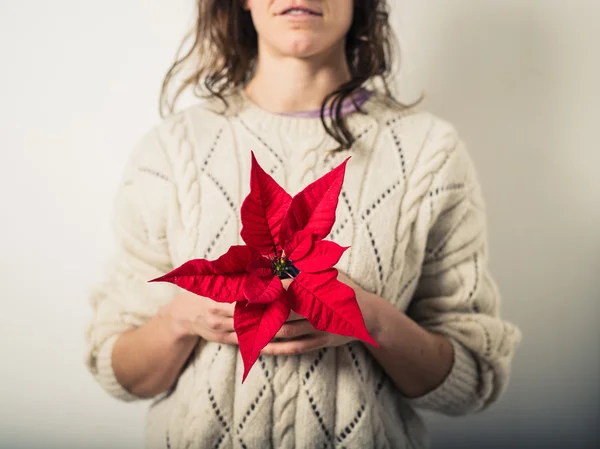 Mujer joven con poinsettia — Foto de Stock