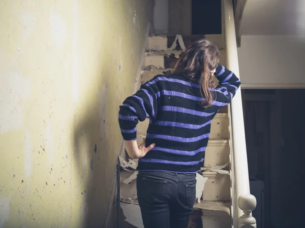 Jeune femme rénovant un escalier — Photo