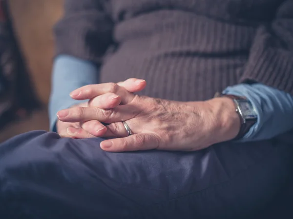 Handen van oudere vrouw — Stockfoto