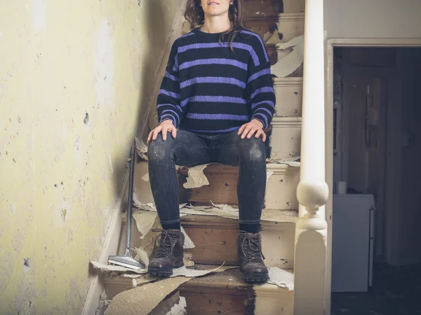 Young woman renovating staircase — Stock Photo, Image