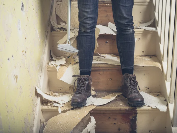 Person renoviert auf Treppe — Stockfoto