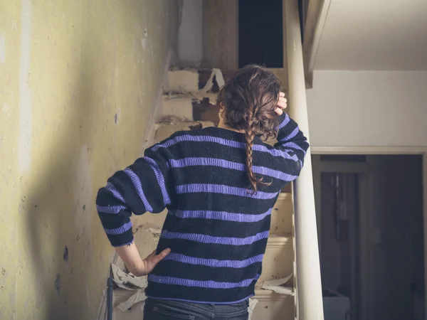 Jonge vrouw een trap renovatie — Stockfoto