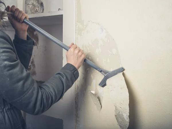 Vrouw in kust strippen behang — Stockfoto