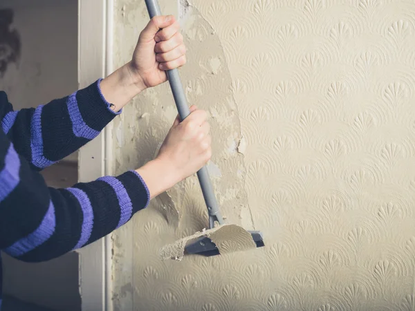 Vrouw strippen behang — Stockfoto