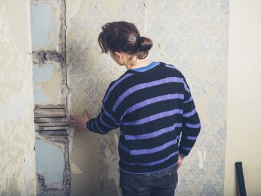 Kadın incelenirken Tiriz ve duvar