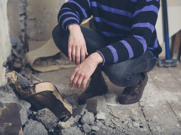 Young woman examinig fireplace — Stock Photo, Image