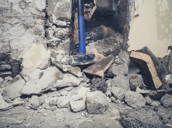 Lareira demolida e martelo de trenó — Fotografia de Stock