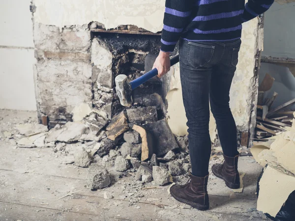 Mujer abriendo chimenea con martillo de trineo —  Fotos de Stock