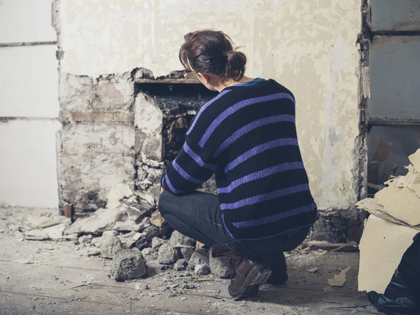 Junge Frau untersucht Kamin — Stockfoto