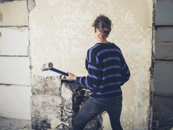 Mujer abriendo chimenea con martillo de trineo — Foto de Stock