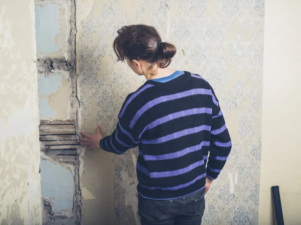 Mulher examinando parede de ripas — Fotografia de Stock