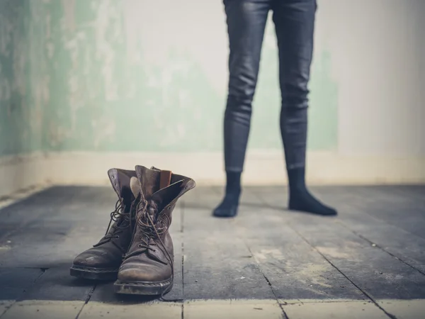 Pessoa em pé no quarto com botas — Fotografia de Stock