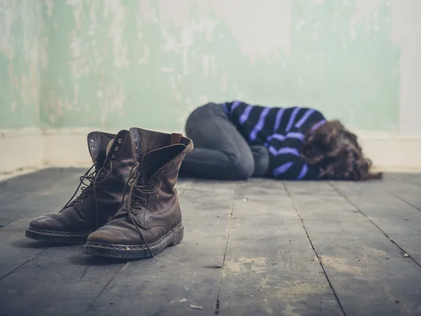 Frau liegt auf dem Boden — Stockfoto