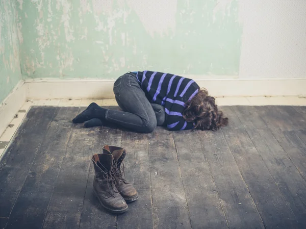 Femme couchée sur le sol bottes de dent — Photo