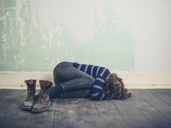 Vrouw liggend op de vloer woth laarzen — Stockfoto