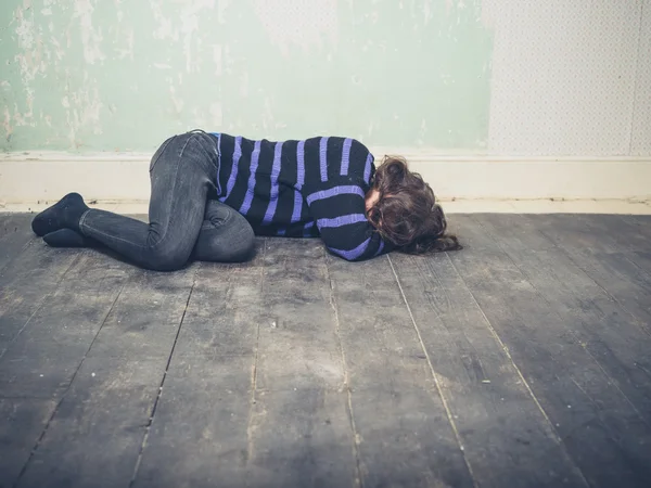 Triste jeune femme couchée sur le sol — Photo