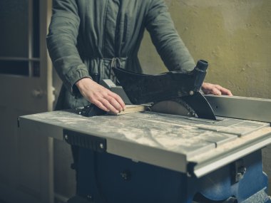 Genç kişi çalışma tablesaw