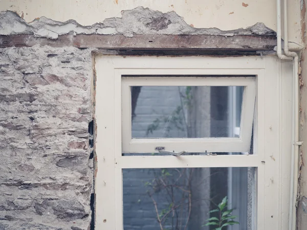Okno a opuštěné zeď — Stock fotografie