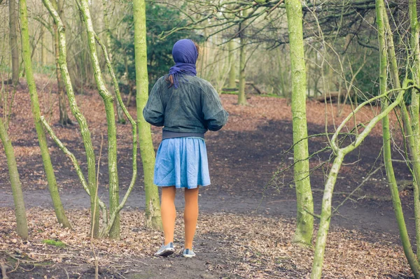 Vrouw lopen in het bos op herfstdag — Stockfoto