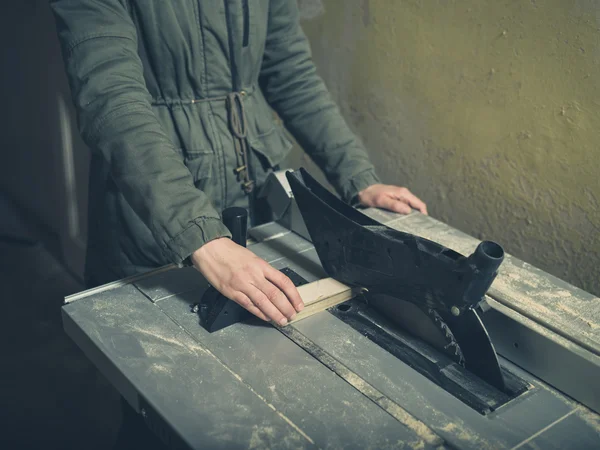 Jovem operando tablesaw — Fotografia de Stock