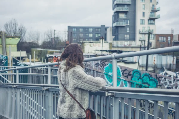 Junge Frau zu Fuß in der Stadt — Stockfoto