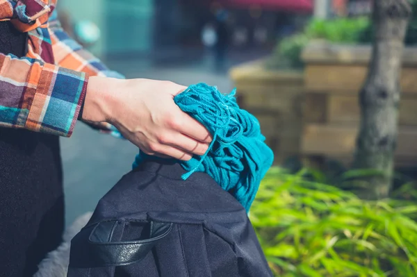 Mãos de mulher jovem abrindo mochila — Fotografia de Stock