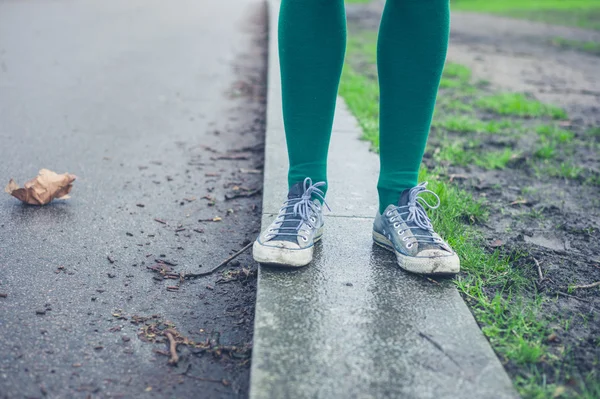 Benen van jonge vrouw lopen buiten — Stockfoto