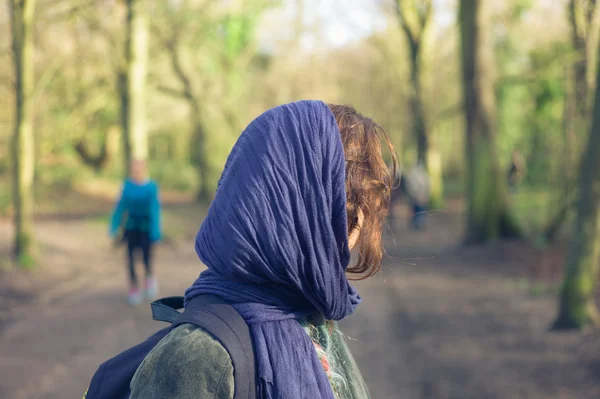 Женщина с шарфом в парке — стоковое фото