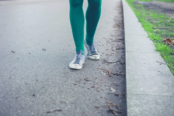 Benen van jonge vrouw lopen buiten — Stockfoto