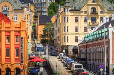 Bergen, Norveç - 07 Temmuz 2013: Eski ahşap evleri olan renkli sokaklar