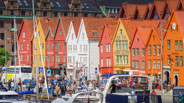 Bergen, Norveç - 07 Temmuz 2013: Eski ahşap evleri olan renkli sokaklar