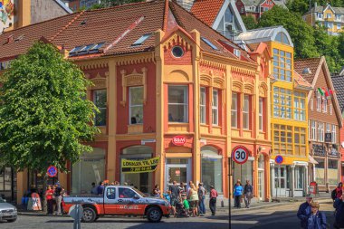Bergen, Norveç - 07 Temmuz 2013: Eski ahşap evleri olan renkli sokaklar