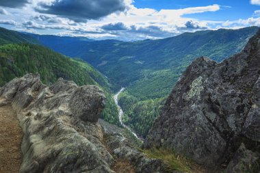 Ravnejuv uçurumu Norveç 'te panoramik çekim